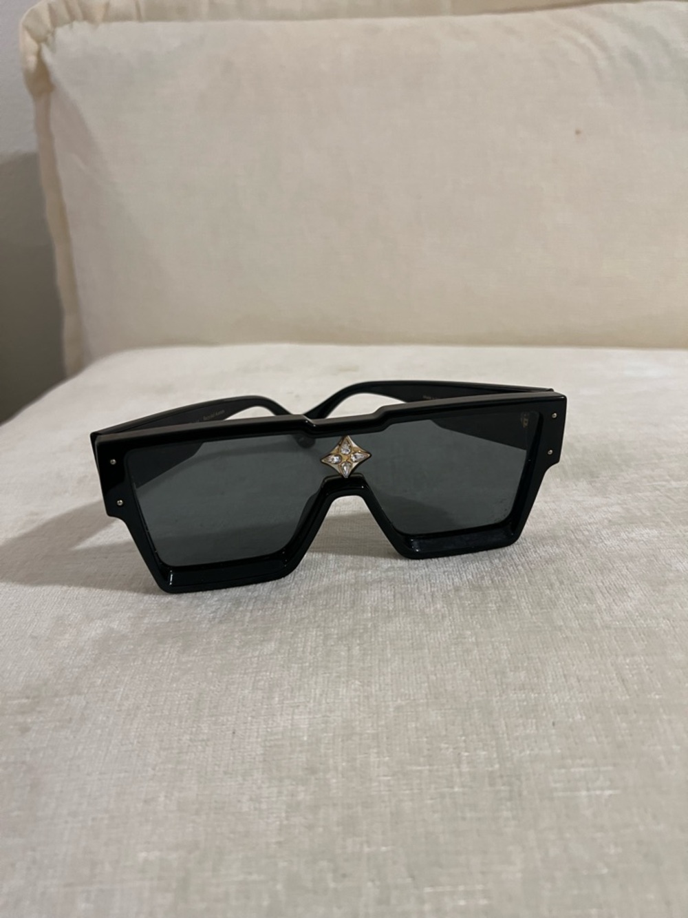 Louis Vuitton Black Oversized Geometric Sunglasses with Decorative Emblem - Picture 6 of 6